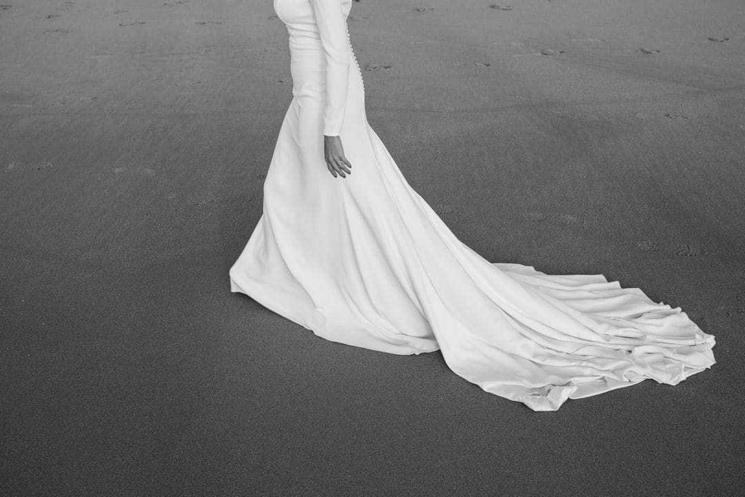 Novia en la playa, sesión de postboda en blanco y negro